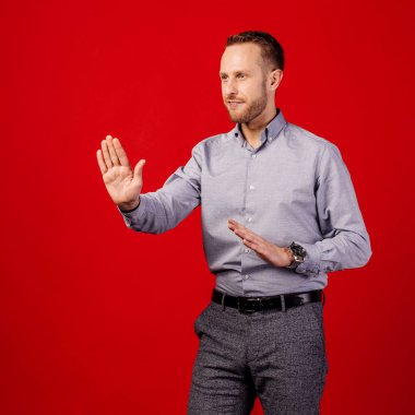 palmiye durdurma jesti ile adam. duygu ve insan kavramı