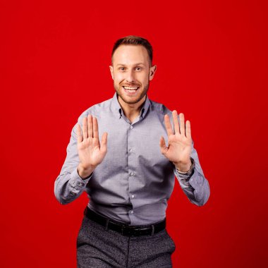 adam kırmızı arka plan üzerinde stop jest yapıyor. duygu ve insan kavramı