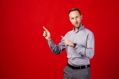 Kırmızı arka plan üzerinden konuşan adam. öğretim, açıklama, insan ve duygu kavramı.