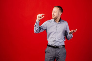 Kırmızı arka planda parmakları olan bir adam boyut işareti yapıyor. insanlar ve