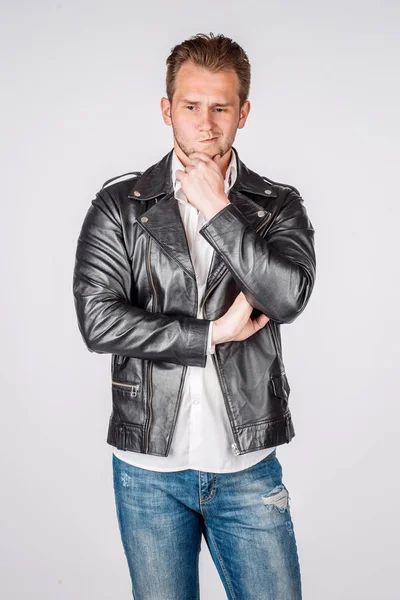 Porträtt av ung man i svart eather jacka isolerad på en vit — Stockfoto