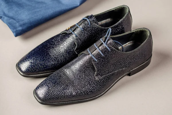 Chaussures Homme Noir Sur Fond Gris — Photo