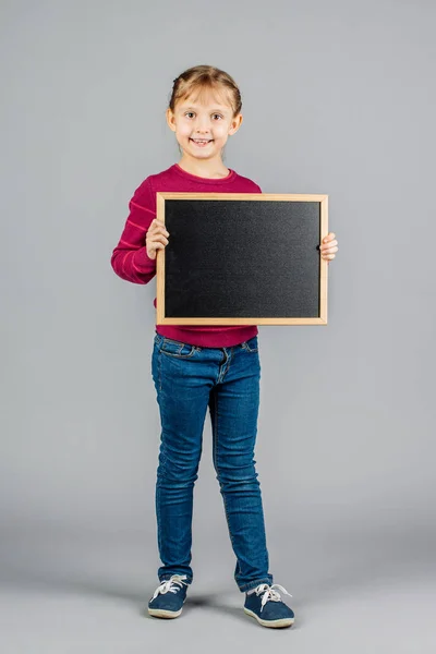 Cute Girl trzymanie pustej tablicy z miejsca na tekst — Zdjęcie stockowe