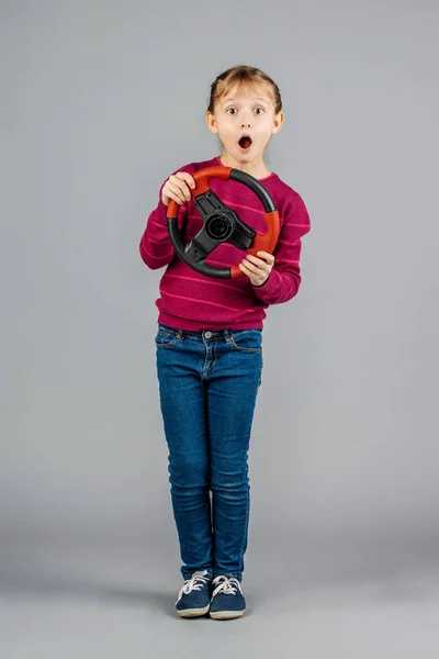 Conductor de chica joven sobre fondo gris —  Fotos de Stock