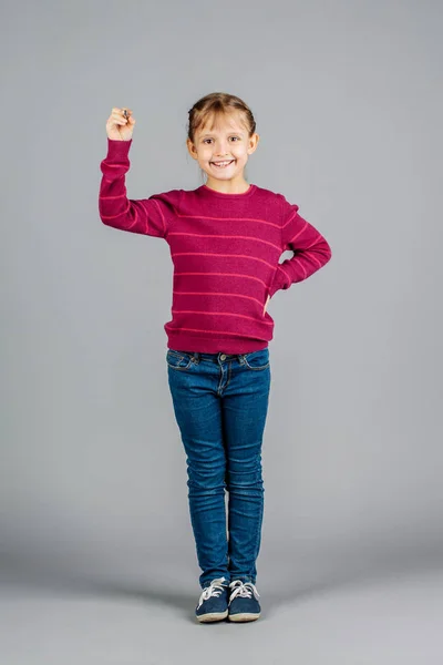 Chica escribiendo algo a bordo con un marcador. Aprendizaje y educación —  Fotos de Stock