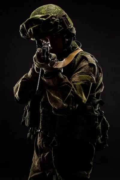 暗い背景にライフルを持った現代ロシア特殊部隊兵士 の概念 — ストック写真