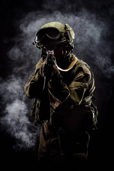 Soldat Moderner Russischer Spezialeinheiten Mit Gewehr Auf Dunklem Hintergrund Armee — Stockfoto