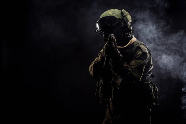 暗い背景にライフルを持った現代ロシア特殊部隊兵士 の概念 — ストック写真