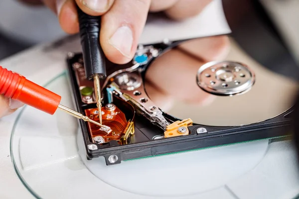 人修复硬盘的服务中心 在实验室中修复服务 电子产品维修服务理念 — 图库照片