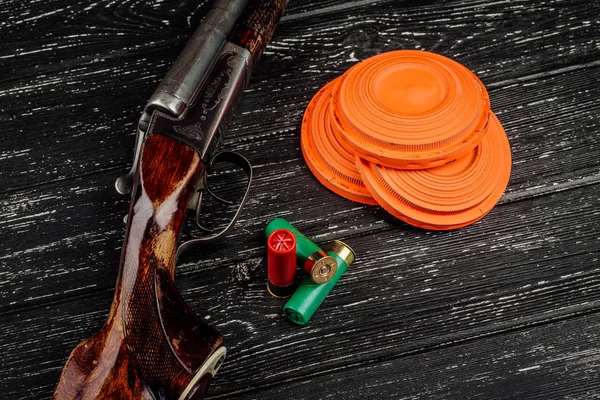 Clay doelplaten voor het fotograferen met geweer op zwarte houten ACHTERG — Stockfoto