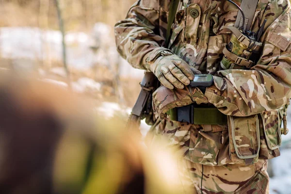 Soldados segurando gps na mão e determina a localização do coor — Fotografia de Stock