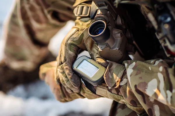 Vojáci hospodářství gps v ruce a určuje umístění koordinační — Stock fotografie