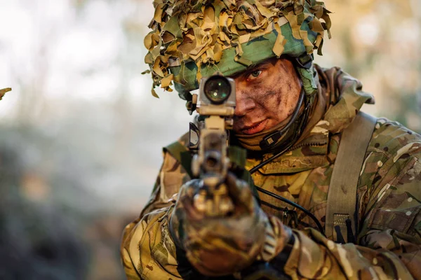 Ο στρατιώτης των βρετανικών ειδικών δυνάμεων με όπλο λαμβάνει μέρος σε στρατιωτικές — Φωτογραφία Αρχείου