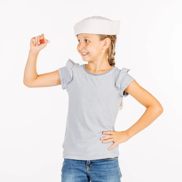 Petite fille portant un costume de marin et regardant la caméra o — Photo