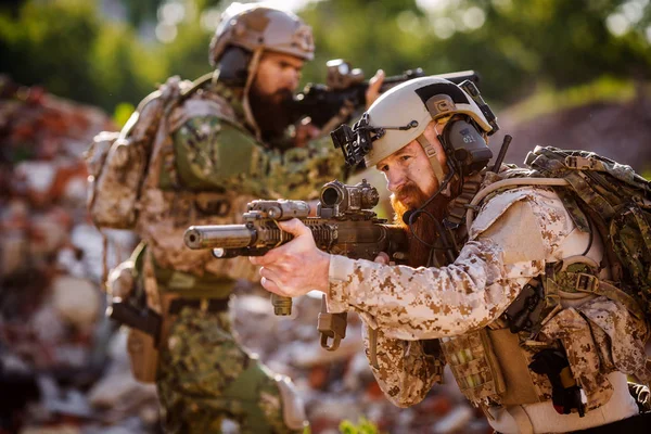 Rangers met aanvalsgeweren op Battlefield-achtergrond. leger, Mil — Stockfoto