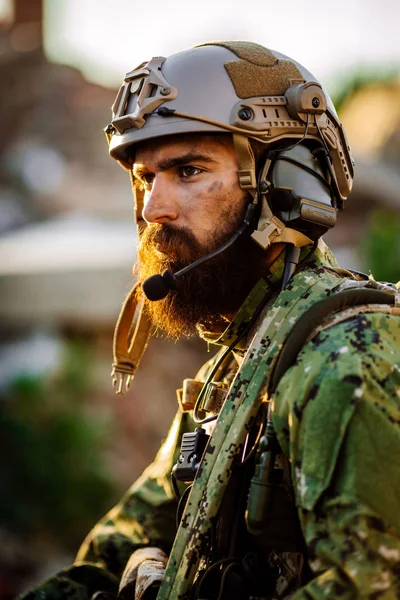 Rangers com espingardas de assalto no fundo do campo de batalha. exército, milhar — Fotografia de Stock