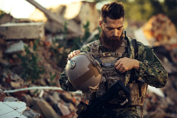 Ranger mit Sturmgewehren auf dem Schlachtfeld. Armee, mil — Stockfoto