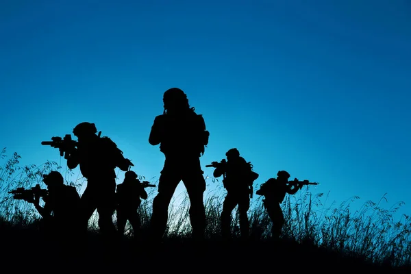 Soldado militar com armas — Fotografia de Stock