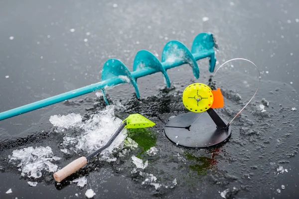 Trappola del pescatore di ghiaccio è impostato e pronto a catturare i pesci su uno stagno . — Foto Stock