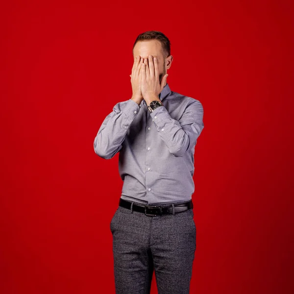 Чоловік Ховає Обличчя Рукою Червоному Тлі Люди Концепція Емоцій — стокове фото