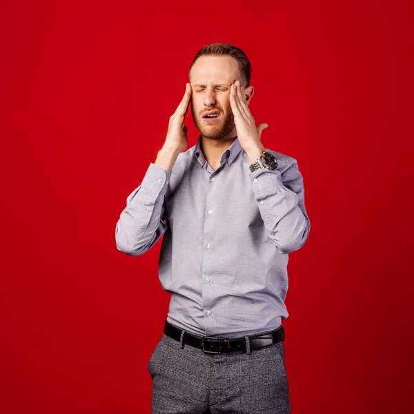 Άνθρωπος Στο Κόκκινο Φόντο Που Πάσχουν Από Σοβαρό Πονοκέφαλο Πιέζοντας — Φωτογραφία Αρχείου