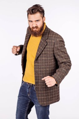 kızgın sakallı adam bağırıyor ve elleriyle gesturing