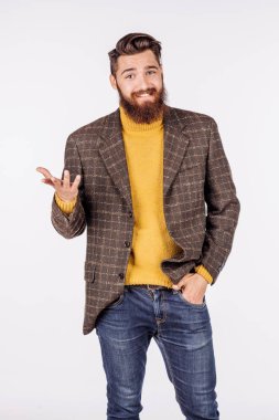 İş adamı kameraya bakıyor ve parmağını kaldırıyor. resim izo