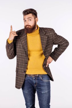 İş adamı kameraya bakıyor ve parmağını kaldırıyor. resim izo