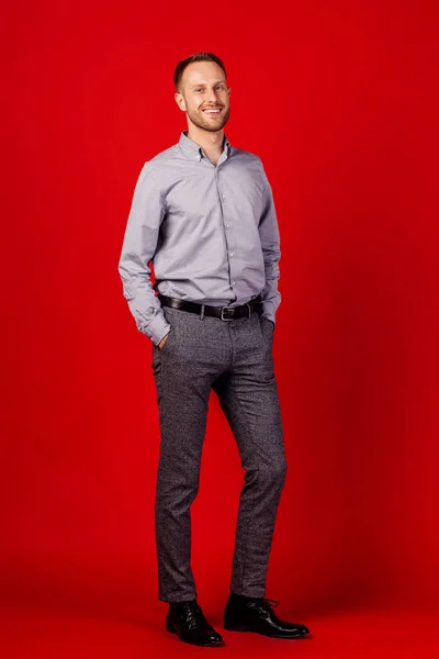 Feliz hombre sonriente sobre fondo rojo. negocios, personas y oficina — Foto de Stock