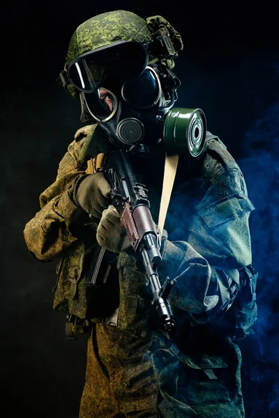 Soldat des forces spéciales russes avec fusil sur fond sombre. ar — Photo
