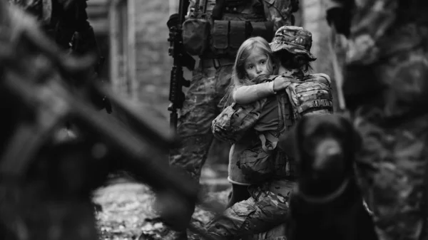 Soldier and children on battlefield background. — Stock Photo, Image
