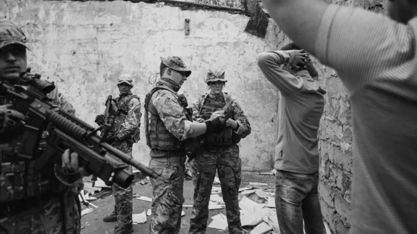 Soldados con armas capturados pueblos — Foto de Stock