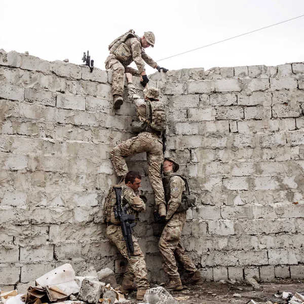 Équipe de rangers escalade d'un mur — Photo