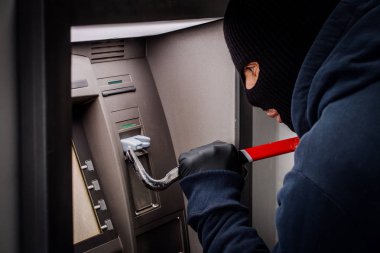 levye ile hırsız Atm açar. 