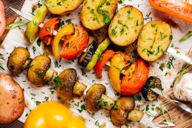Barbekü ızgara sebze öğle yemeği çeşitli. patates ile şiş,