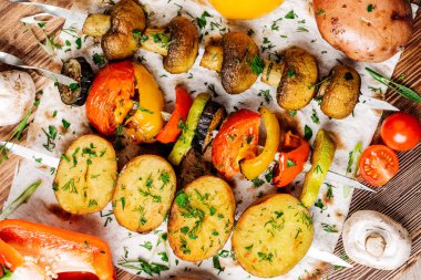 Barbekü ızgara sebze öğle yemeği çeşitli. patates ile şiş,