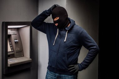 Hırsız. Hacker Atm makinesinden para çalıyor. Kimlik avı, Atm kayak