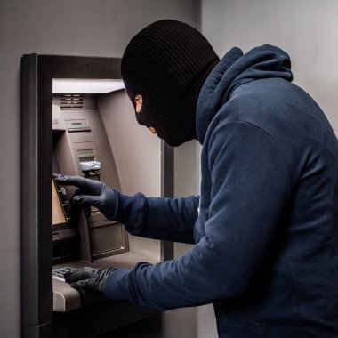 Hacker atm makinede şifre ve kimlik çalıyor. Bilgisayar c