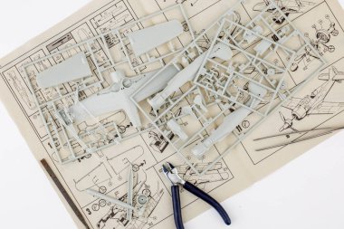 beyaz bsckgrou gri plastik uçak modeli montajı için kiti