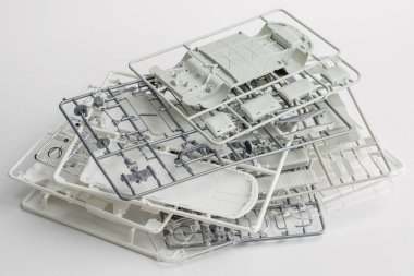 Gri plastik araba modelini beyaz arka plana monte etmek için teçhizat