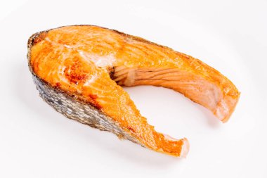 Beyaz arka plan üzerinde izole ızgara somon