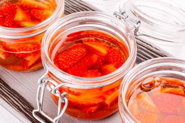 Beyaz arka planda reçel çilek pot