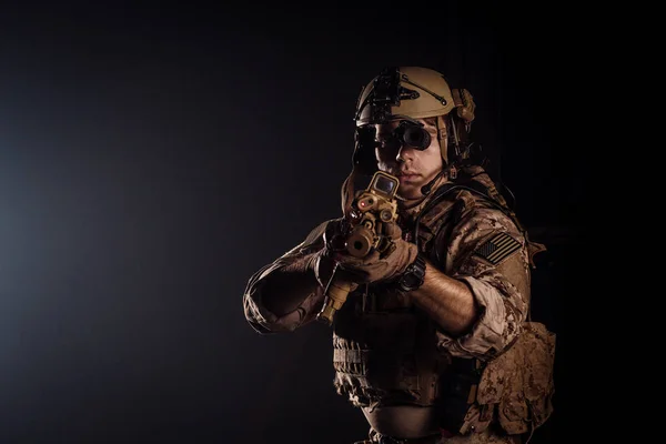 Солдат спецназа США во время военных операций — стоковое фото