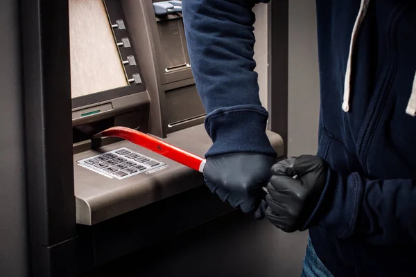 Ladrón con palanca abre el cajero automático . — Foto de Stock