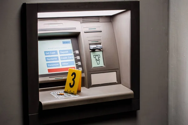 Сцена злочину Докази Маркер поруч з банкоматом — стокове фото