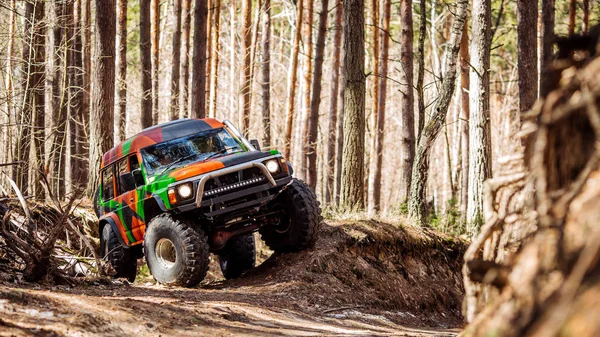 SUV no fundo da floresta natural. Conceito de entretenimento extremo . — Fotografia de Stock