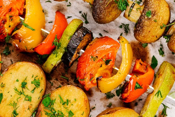 Varietà di barbecue grigliate di verdure pranzo. spiedini con patate , — Foto Stock