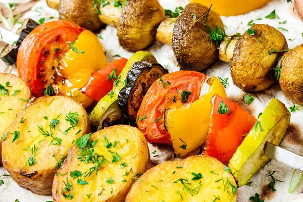 Variety of BBQ grilled vegetables lunch. skewers with  potatoes, — Stock Photo, Image