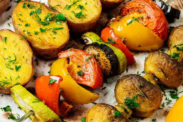Variety of BBQ grilled vegetables lunch. skewers with  potatoes, — Stock Photo, Image