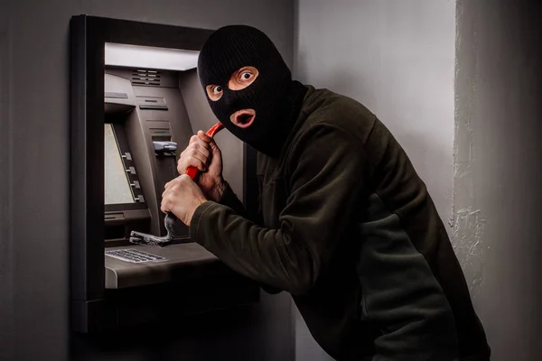 Ladrón con palanca abre el cajero automático . —  Fotos de Stock